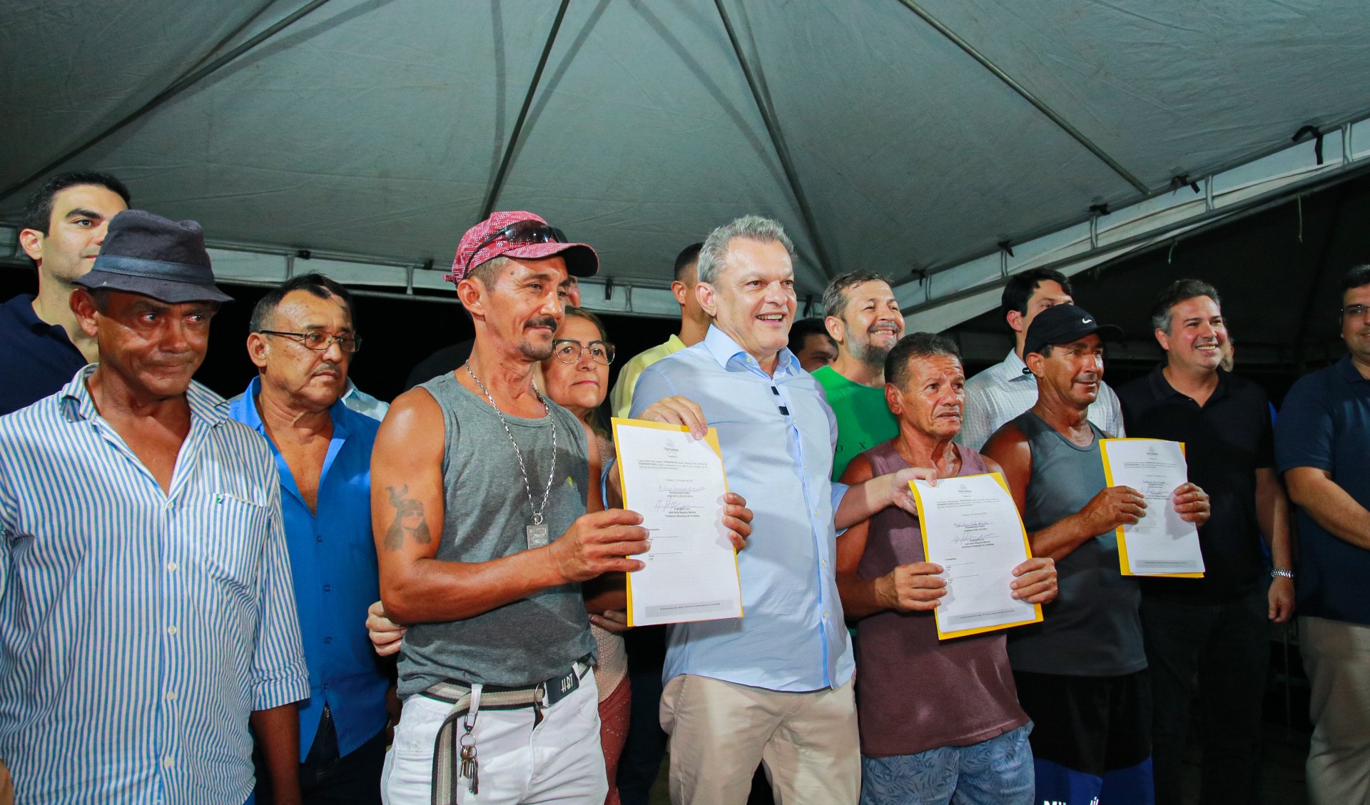 grupo de pessoas num palco